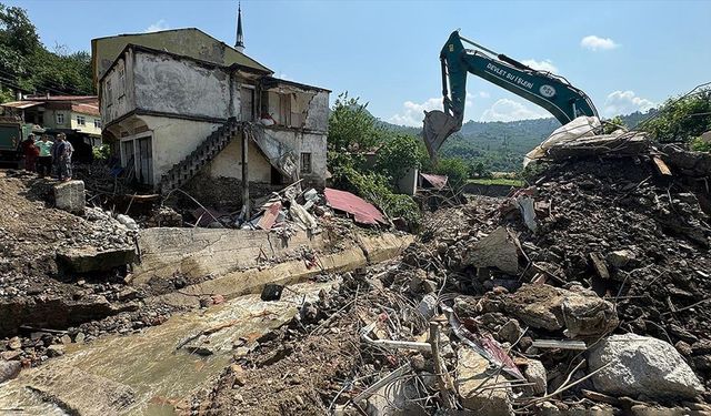 Giresun'da sağanağın ardından hasar giderme çalışmaları sürüyor