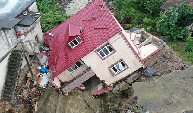 Giresun'da sağanak nedeniyle bir ev yan yattı, su baskınları oluştu