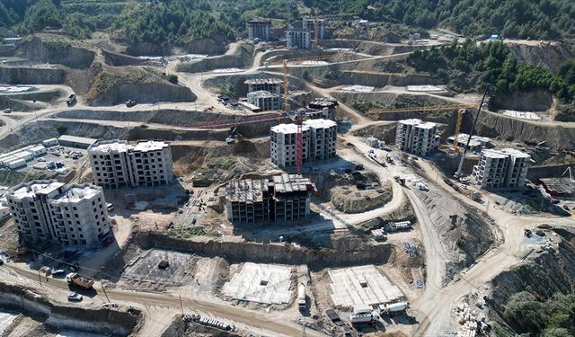 Hatay'ın Kisecik Mahallesi'nde afetzedeler için inşa edilen konutlar yükseliyor