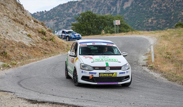 İlk kez katıldığı şampiyonada pistin tozunu atan kadın pilotun gözü rallide