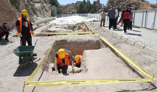 Kapadokya'da ulaşıma kapatılan kara yolunun altından nekropol çıktı