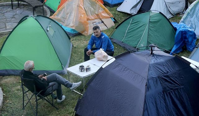 Kırkpınar'a gelen güreşseverlerin bazıları çadırda konaklıyor