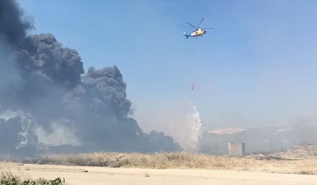 Mersin'de eski kağıt fabrikası alanında çıkan yangına müdahale ediliyor