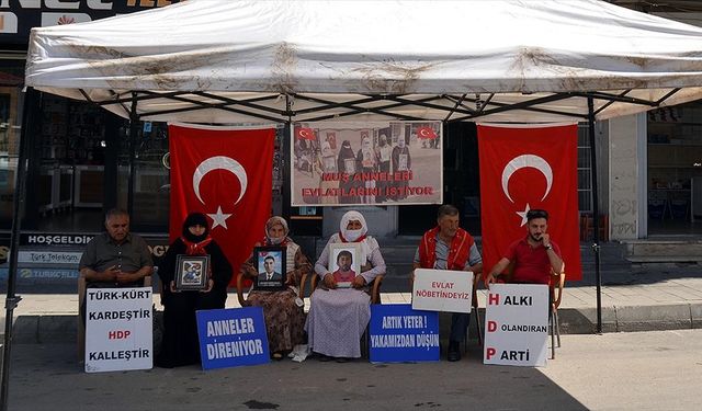 Muşlu aileler DEM Parti önündeki "evlat nöbeti"ni sürdürdü