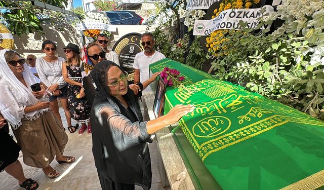 Sanatçı Safiye Soyman'ın vefat eden oğlu Harun Akaröz Bodrum'da toprağa verildi