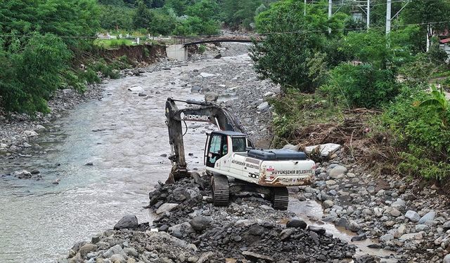 Terme ilçesinde taşkının neden olduğu sıkıntıların giderilmesi için çalışmalar sürüyor