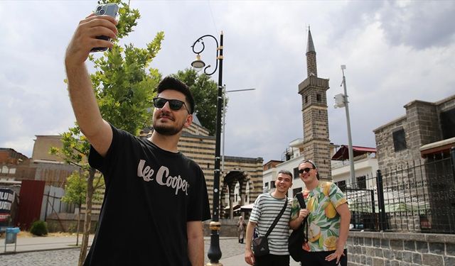 Yurtlar ücretsiz olunca gençler sıcak havaya rağmen Diyarbakır'ı tercih etti