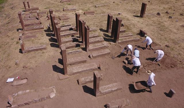 Ahlat Selçuklu Meydan Mezarlığı'nda Birinci Dünya Savaşı'nın oluşturduğu tahribatın izleri siliniyor