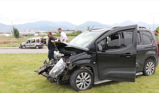 Erzurum'da iki hafif ticari araç çarpıştı, 9 kişi yaralandı