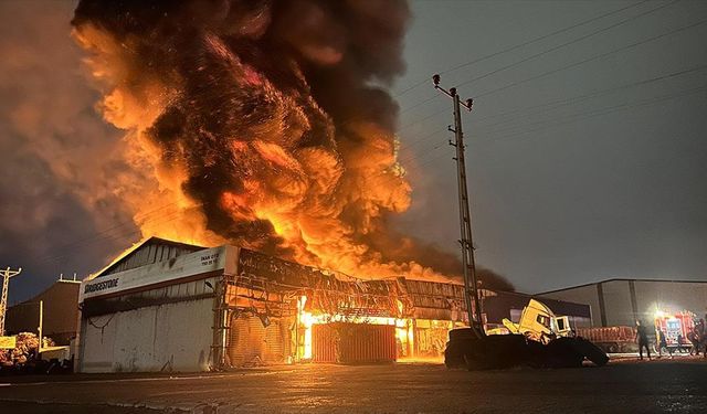 Hatay'da lastik deposunda çıkan yangın kontrol altına alındı