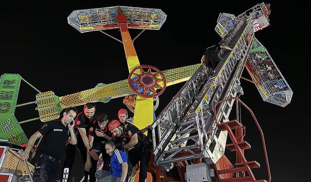 Kahramanmaraş'ta lunaparkta yüksekte1 saat asılı kalan 23 kişi kurtarıldı