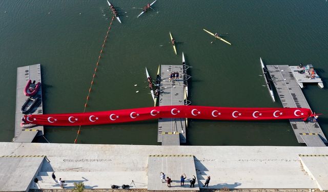 Kürek Milli Takımı'ndan Meriç Nehri'nde dev Türk bayraklı 30 Ağustos kutlaması