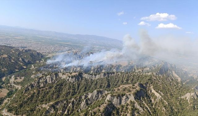 Manisa'nın Salihli ilçesindeki orman yangınına müdahale sürüyor