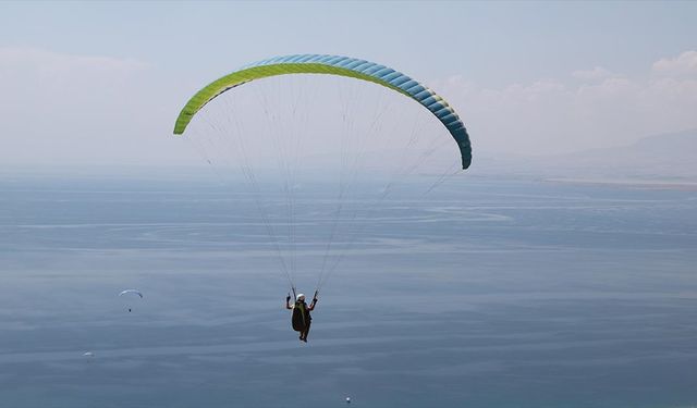 Paraşüt tutkunu kadınlar, Van Gölü semalarında süzüldü