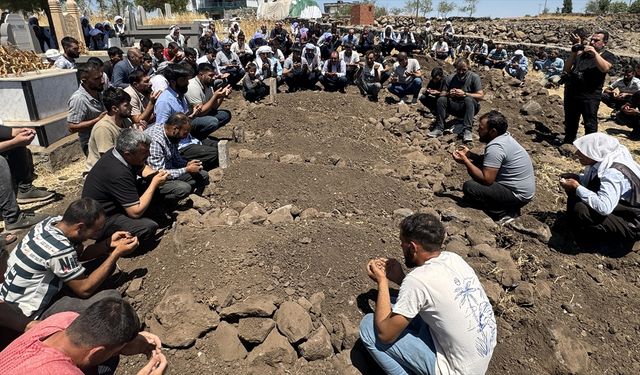 Şanlıurfa'daki kazada hayatını kaybeden 5 çocuk yan yana defnedildi