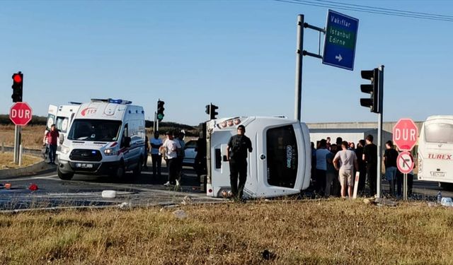 Tekirdağ'da servis midibüsü ile hafif ticari aracın çarpıştığı kazada 12 işçi yaralandı