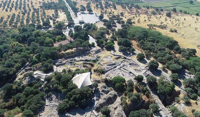 Troya'da arkeologlar saray ve agora ile sur duvarını gün ışığına çıkarıyor