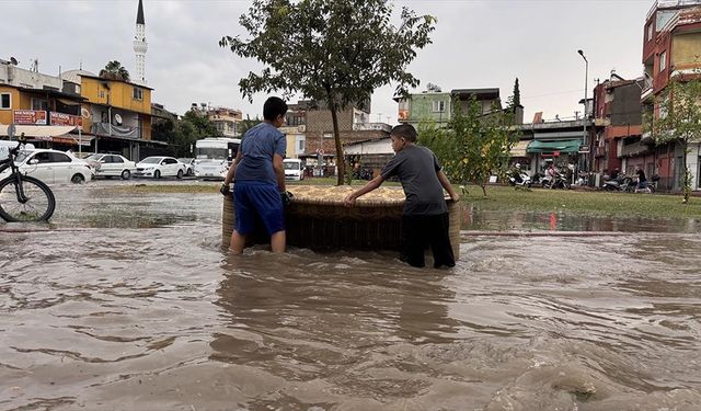 Adana'da sağanak ve şiddetli rüzgar hayatı olumsuz etkiledi