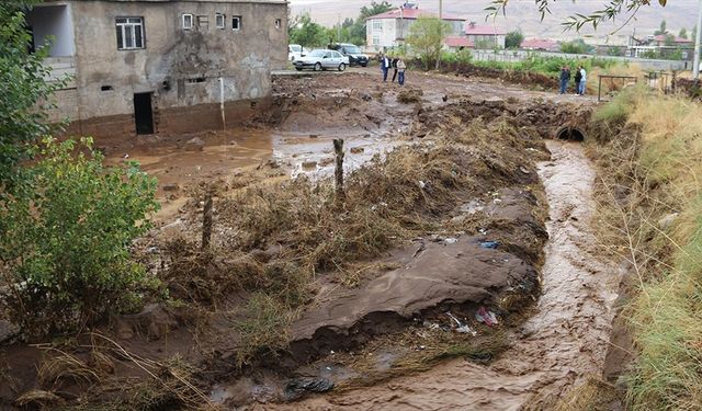 Bitlis'te sağanak heyelana yol açtı