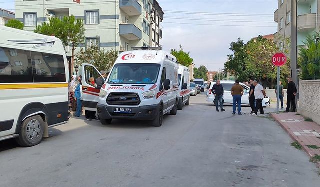 Bursa'da hafif ticari araç ile servis minibüsünün çarpıştığı kazada 11 kişi yaralandı