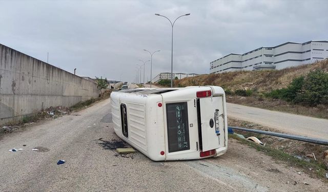 Bursa'da işçi servisi minibüsünün devrildiği kazada 13 kişi yaralandı