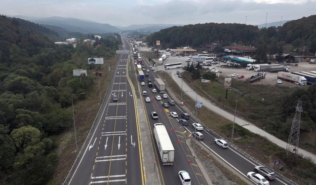 D-100 kara yolu Bolu Dağı geçişinde araç yoğunluğu yaşanıyor