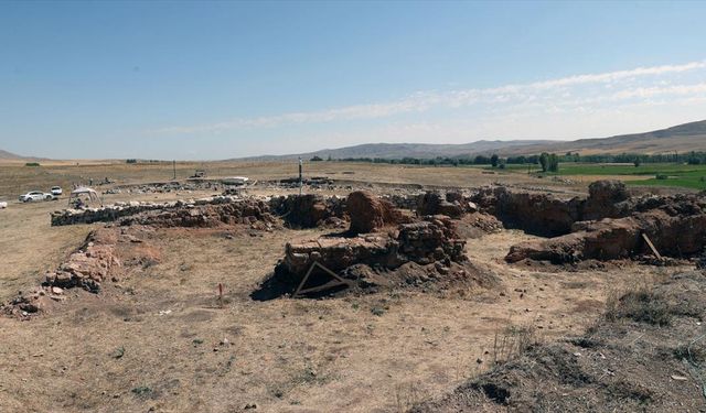 Kayalıpınar kazılarında 3 bin 900 yıl öncesine ait el baskısı ve sıvama izleri bulundu