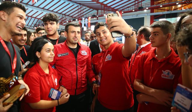 Selçuk Bayraktar, Mersin'deki TEKNOFEST yarışmalarına katılan takımlarla buluştu