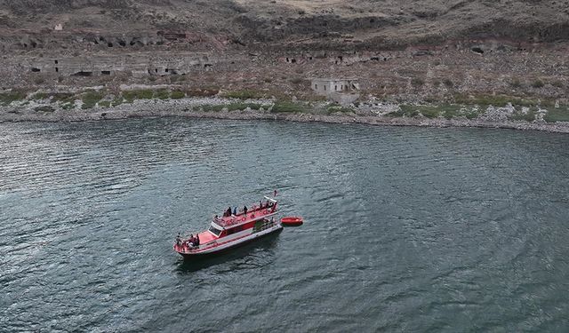 Su altında kalan beldesinin üzerinde tekne kaptanlığı yapıyor