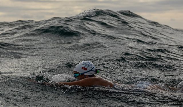 Ultra maraton yüzücüsü Bengisu Avcı, Kuzey Kanalı geçişini tamamlayamadı