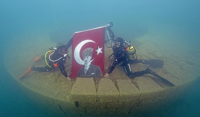 29 Ekim Cumhuriyet Bayramı Van Gölü'nün derinliklerinde kutlandı