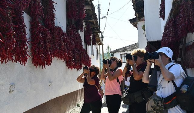 Bilecik'in tescilli biberinin kurutulduğu köy fotoğrafçıları ağırlıyor