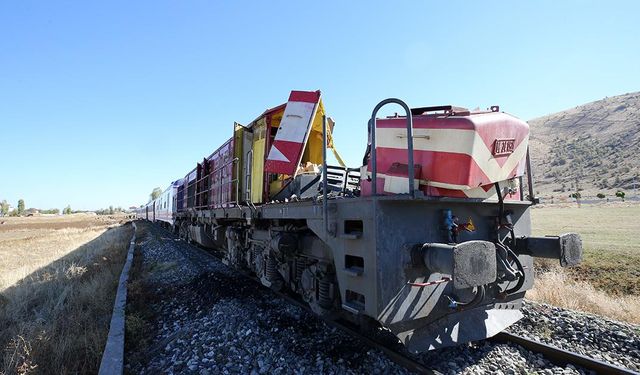 Muş'ta yolcu treninin beton pompasına çarpması sonucu 1 makinist öldü, 2 makinist yaralandı