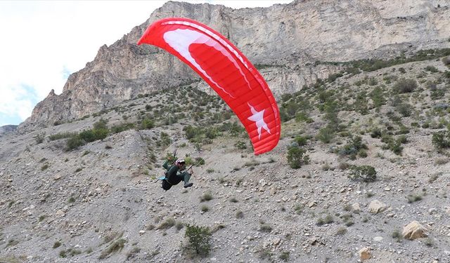 Şampiyon yamaç paraşütçü, hazırlıklarını Uzundere'nin sarp dağlarında yapıyor