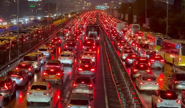 İstanbul'da haftanın son mesai gününde trafik yoğunluğu yaşanıyor