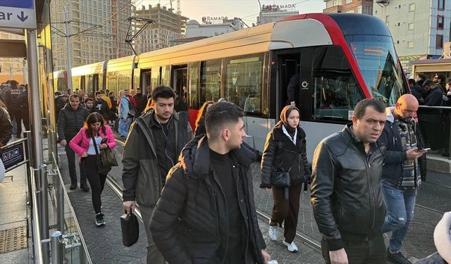 İstanbul'da toplu ulaşım ve bazı yollarda trafik yoğunluğu yaşanıyor