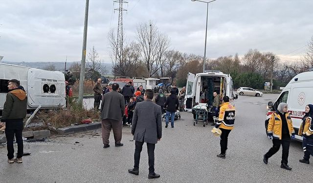 Balıkesir'de okul servisi ile tırın çarpışması sonucu 26 kişi yaralandı
