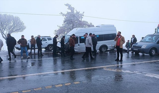 Bitlis'te 23 aracın karıştığı zincirleme trafik kazasında 31 kişi yaralandı