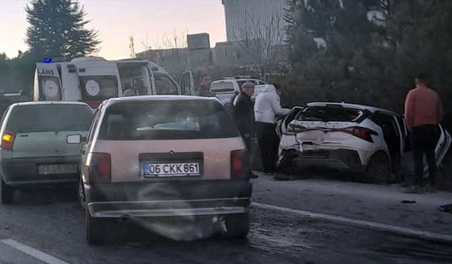 Afyonkarahisar'da zincirleme trafik kazasında 8 kişi yaralandı