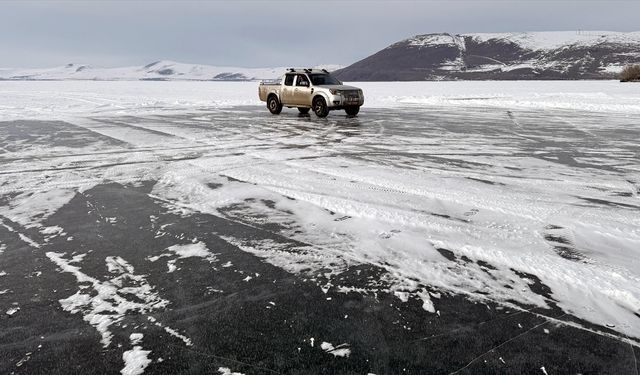 Arazi aracıyla buzla kaplı Çıldır Gölü üzerinde gezinti yaptı