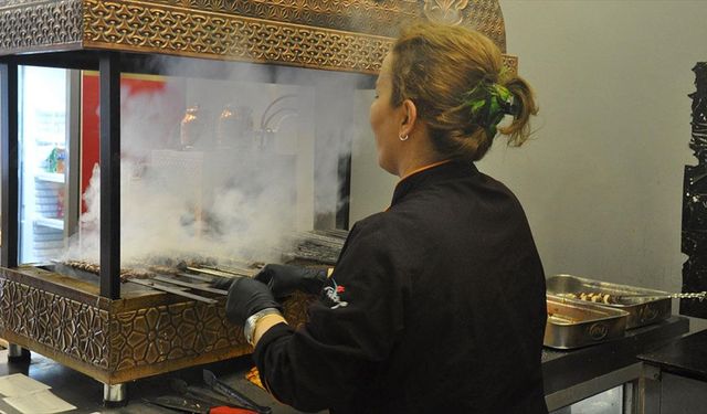 Kadın kebap ustası 15 yıl önce başına geçtiği ocağından ayrılamıyor