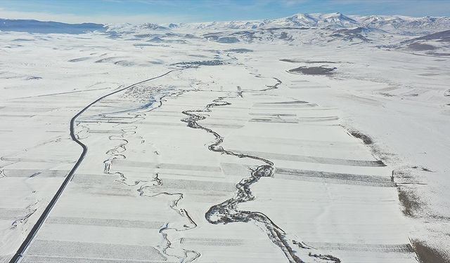 Kars'ta kar altında kalan mendereslerin kış güzelliği