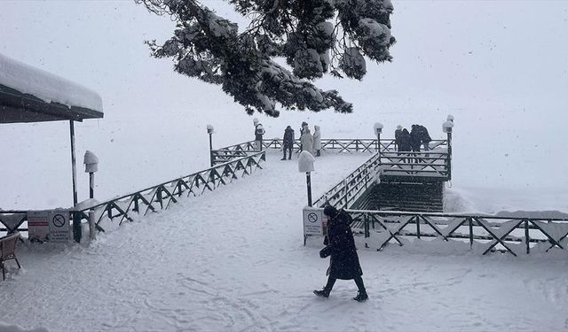 Beyaza bürünen Abant karın tadını çıkarmak isteyenleri ağırlıyor