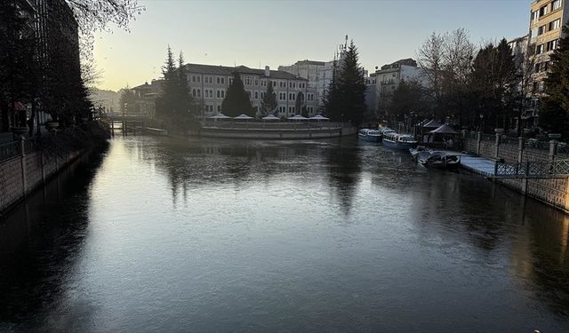 Eskişehir'de Porsuk Çayı'nın yüzeyi buz tuttu