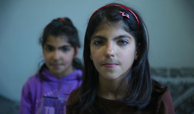 Farklı göz renkleri olan kız kardeşler görenleri şaşırtıyor