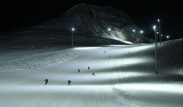 Hakkari'de gece kayağının başladığı merkez konuklarını bekliyor