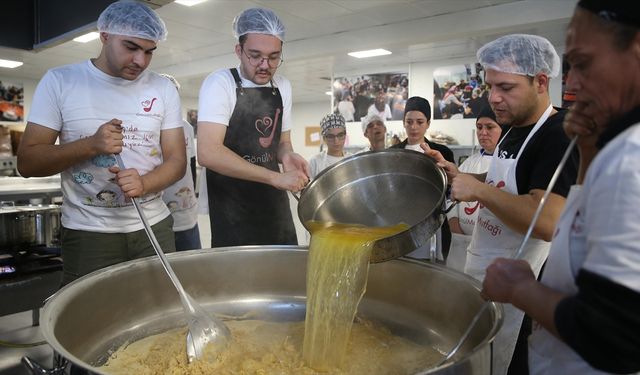 İskenderun'daki "Gönül Mutfağı"nda depremin ikinci yılı dolayısıyla helva kavruldu