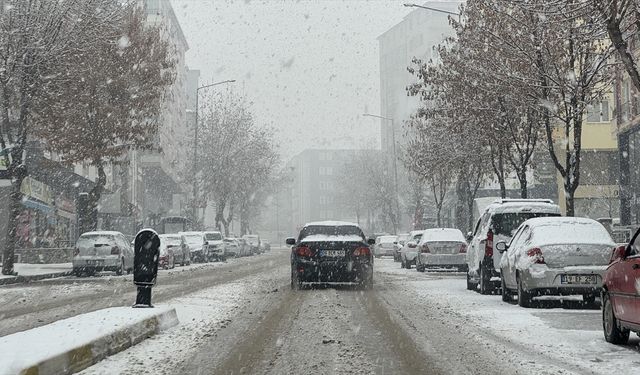 Kahramanmaraş ve Çorum'un bazı ilçelerinde kar nedeniyle eğitime bir gün ara verildi
