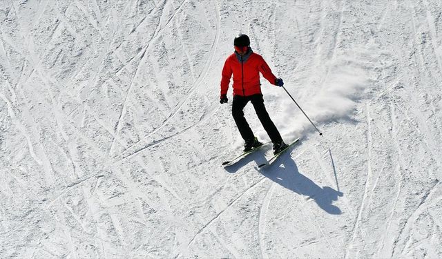 Sarıkamış Kayak Merkezi'nde kayak keyfi sürüyor