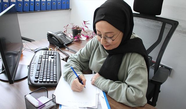 Engelini aşıp iki üniversite bitiren anne, çalışma azmiyle örnek oldu